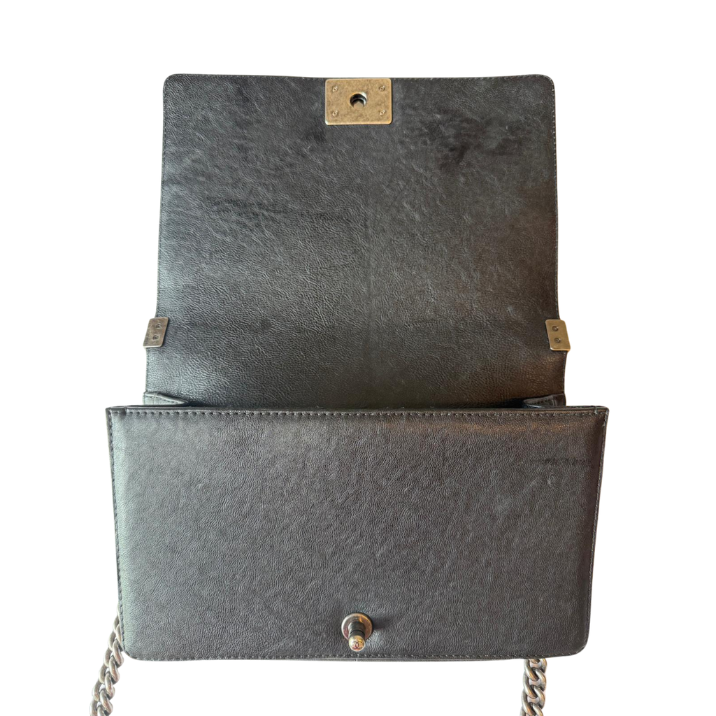 Chanel Boy Bag Large, Limited Edition mit Kettenrand