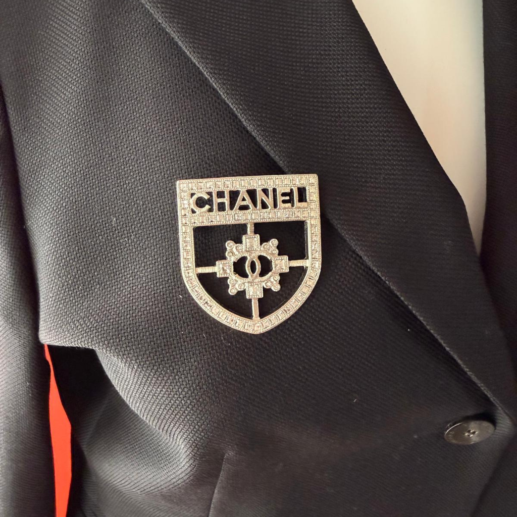 Chanel Brosche, Wappen