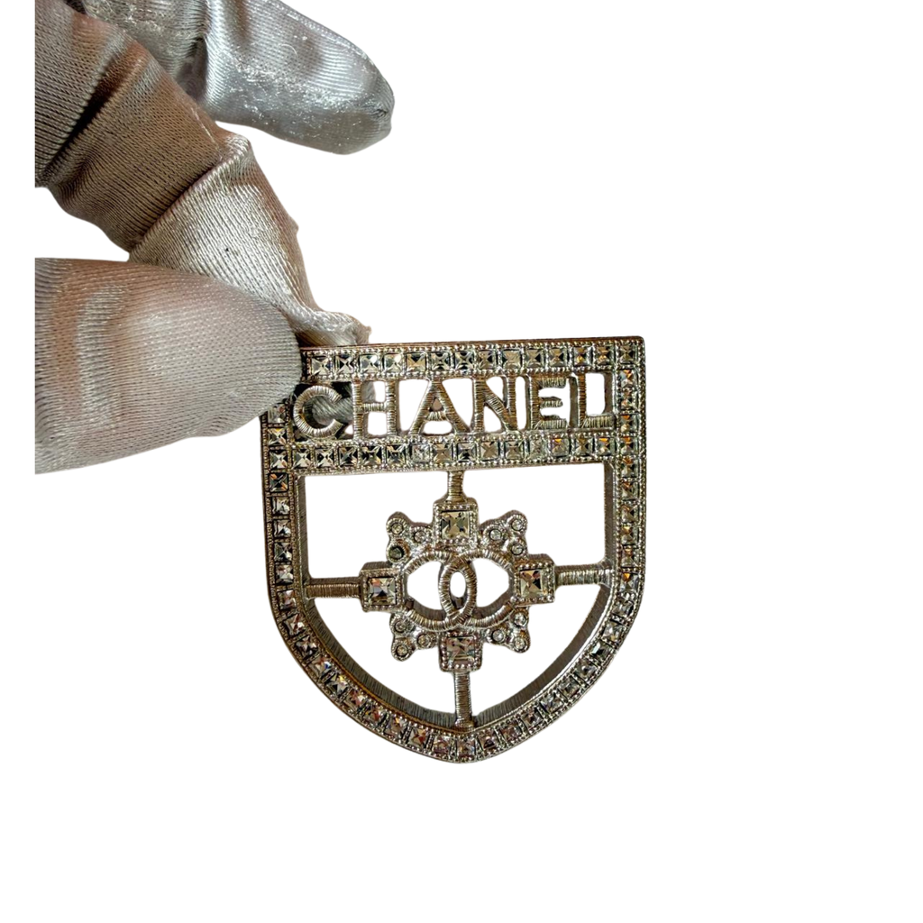 Chanel Brosche, Wappen