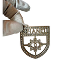 Chanel Brosche, Wappen