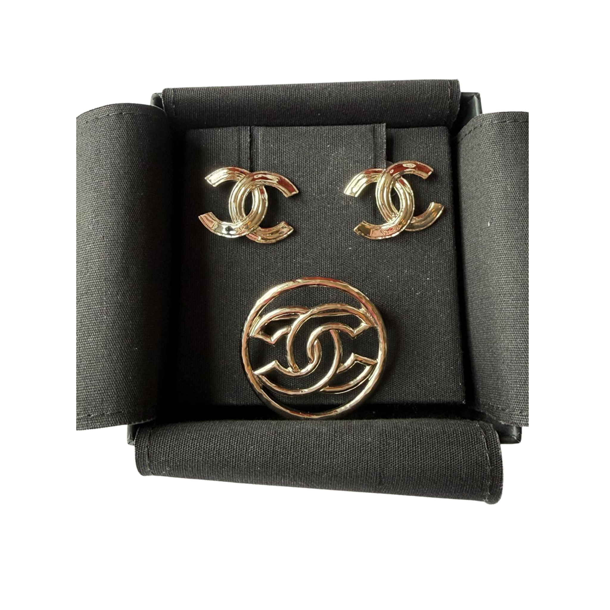 Chanel Brosche, CC