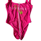 Versace, pink mit Stecknadel