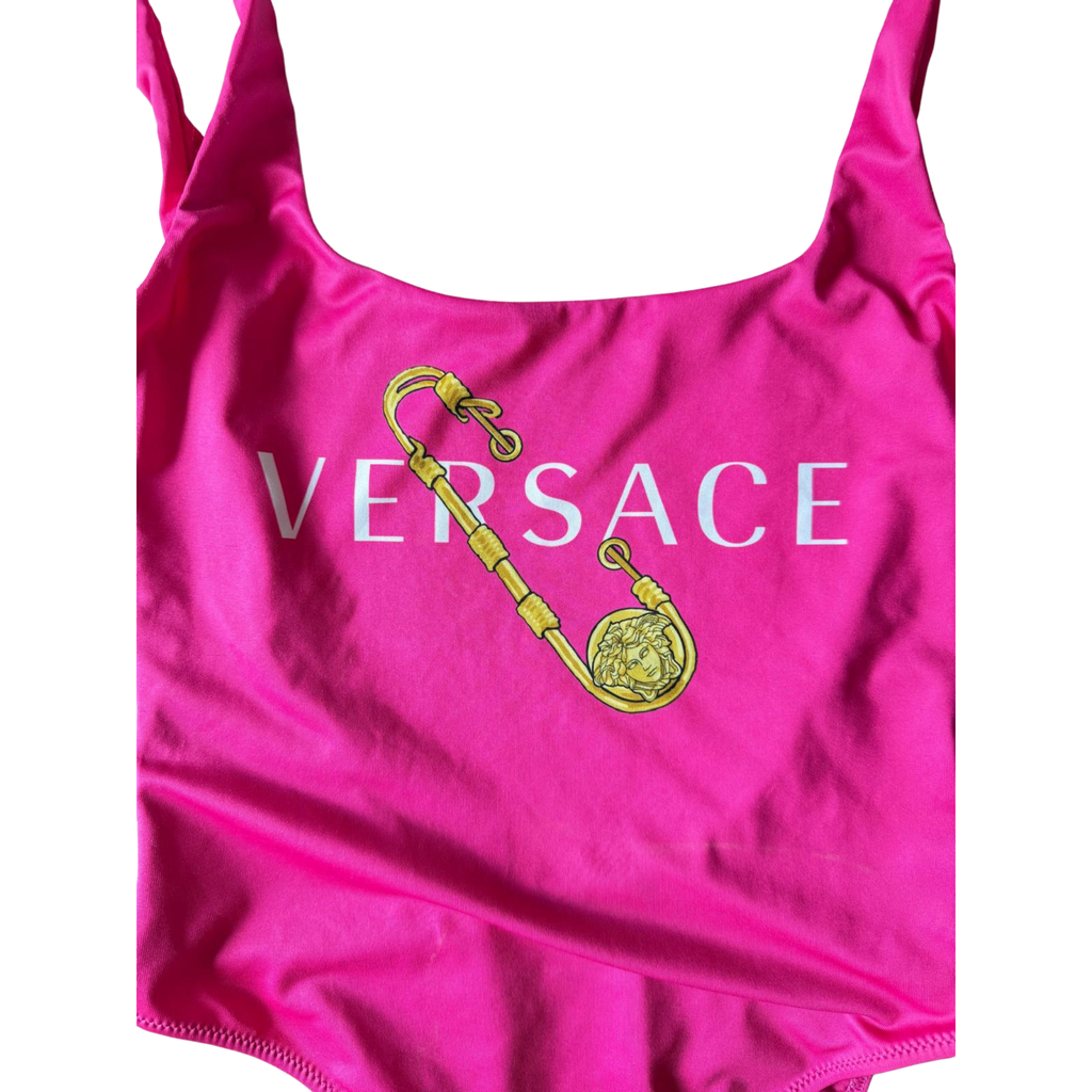 Versace, pink mit Stecknadel