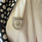 Chanel Brosche, Wappen