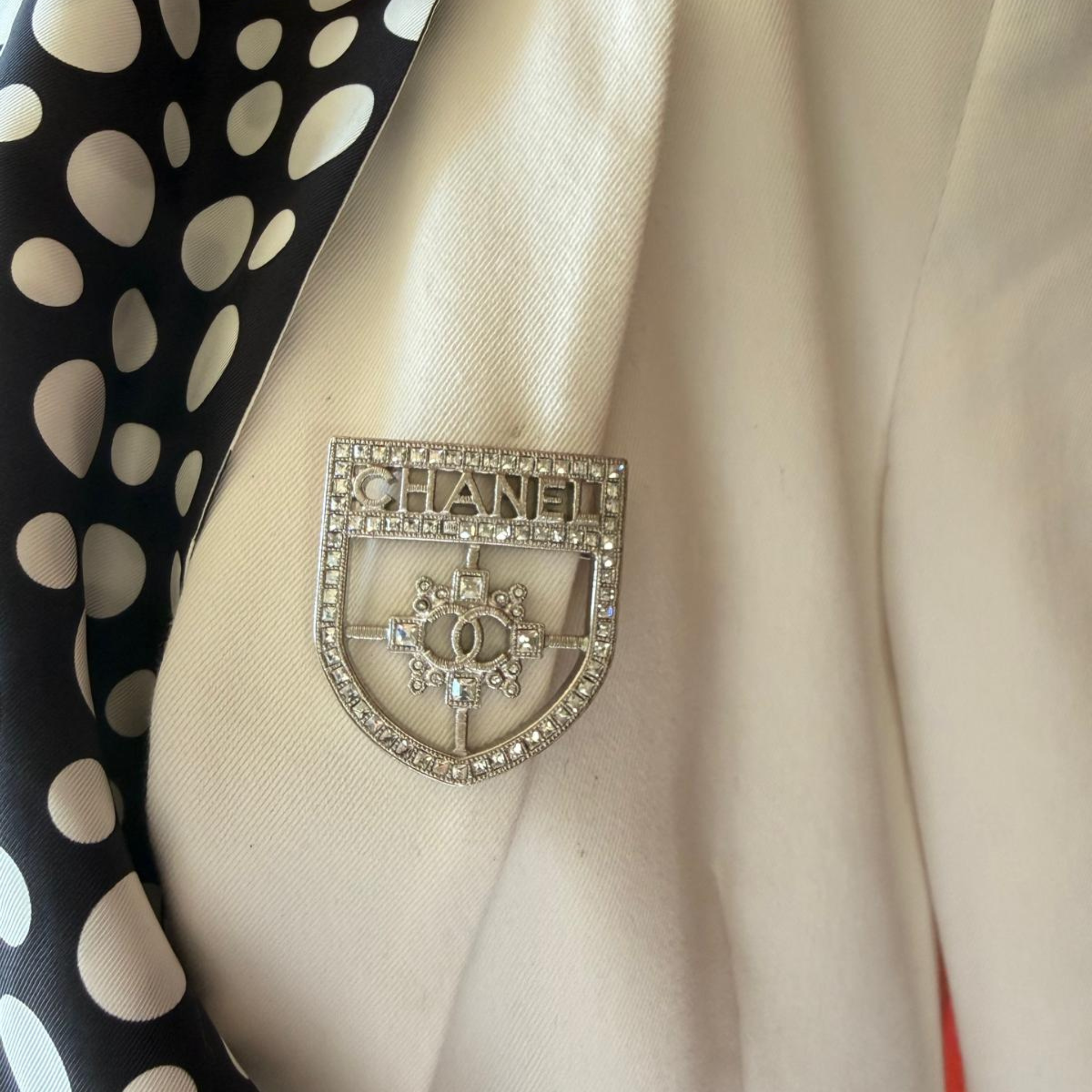 Chanel Brosche, Wappen