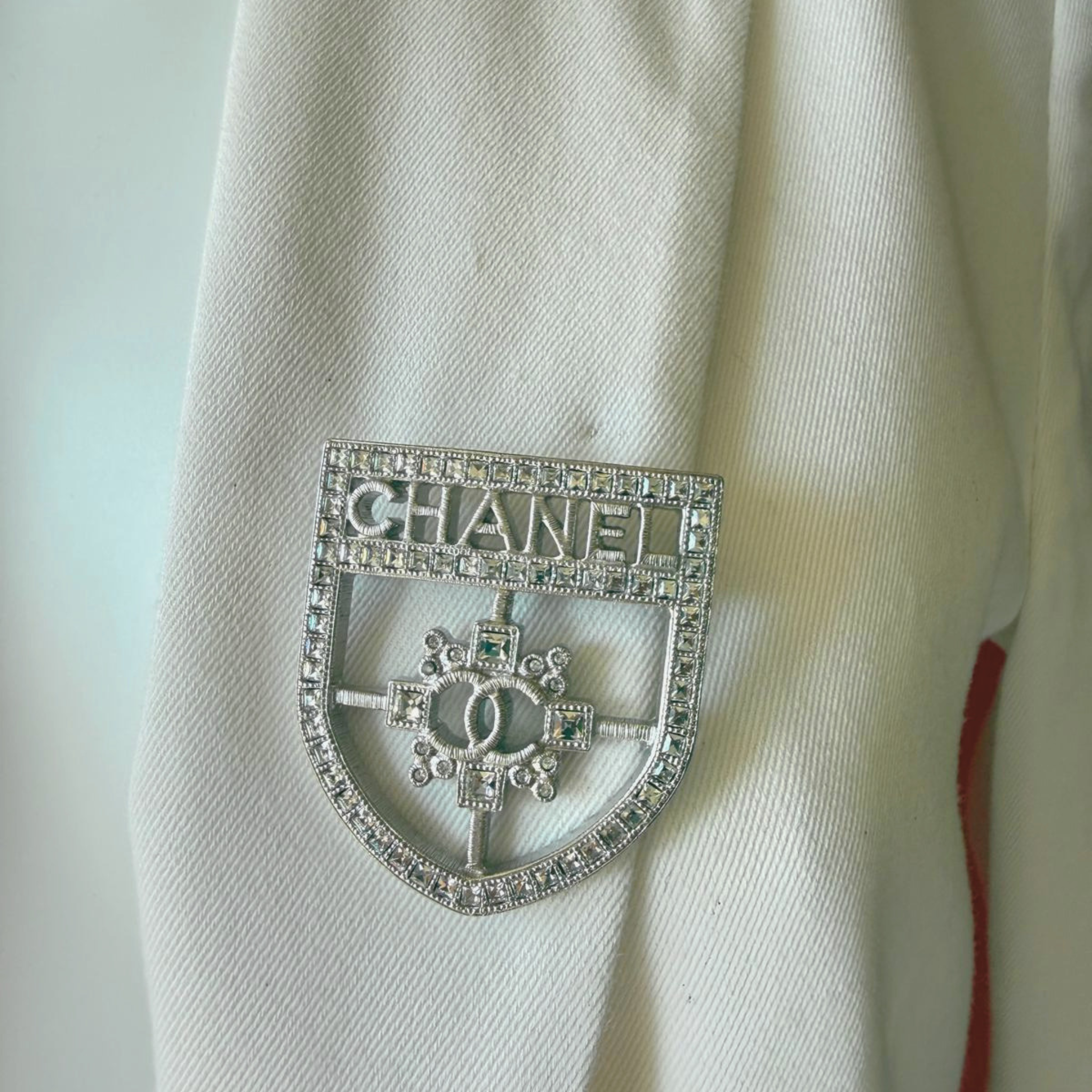 Chanel Brosche, Wappen