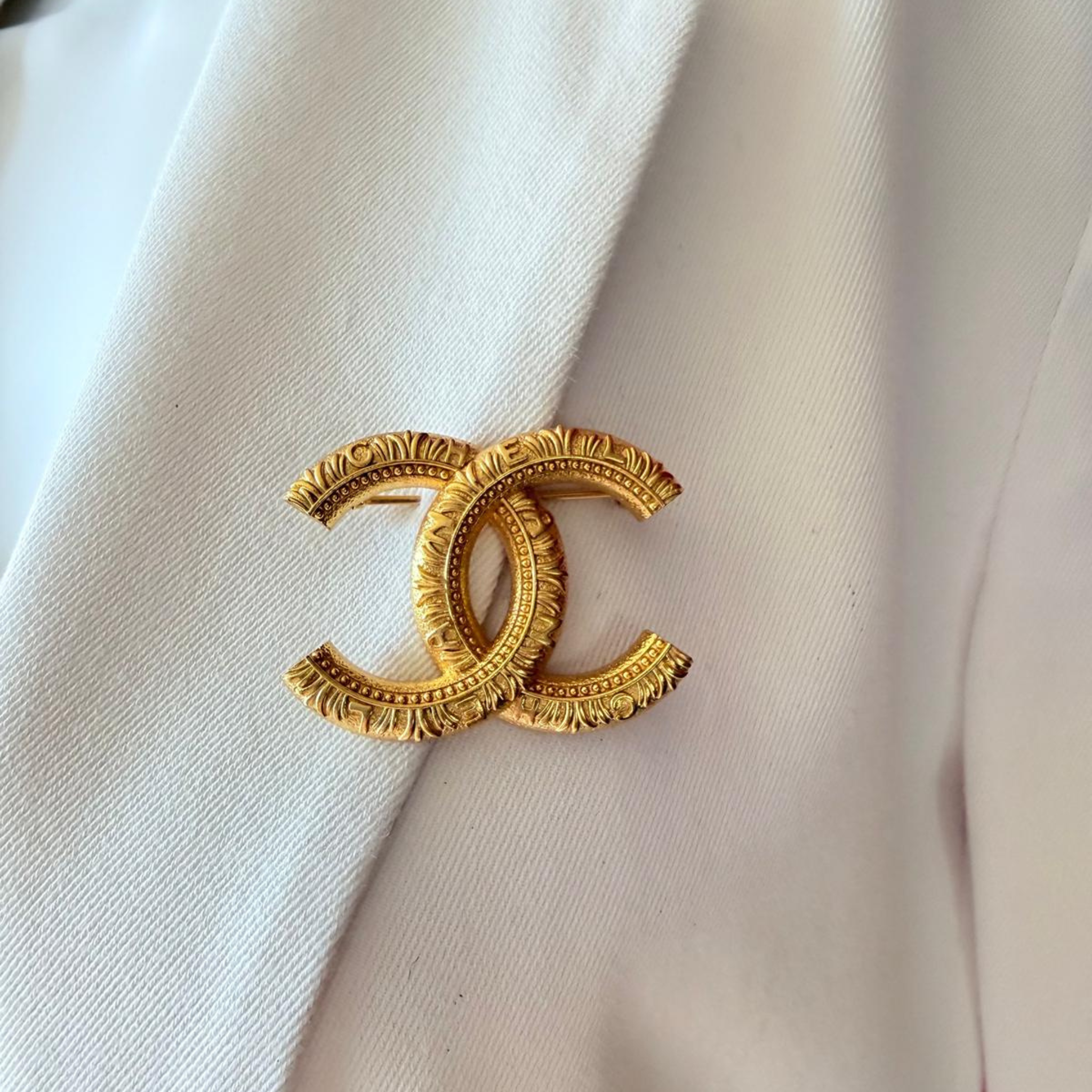 CC Brosche, gold
