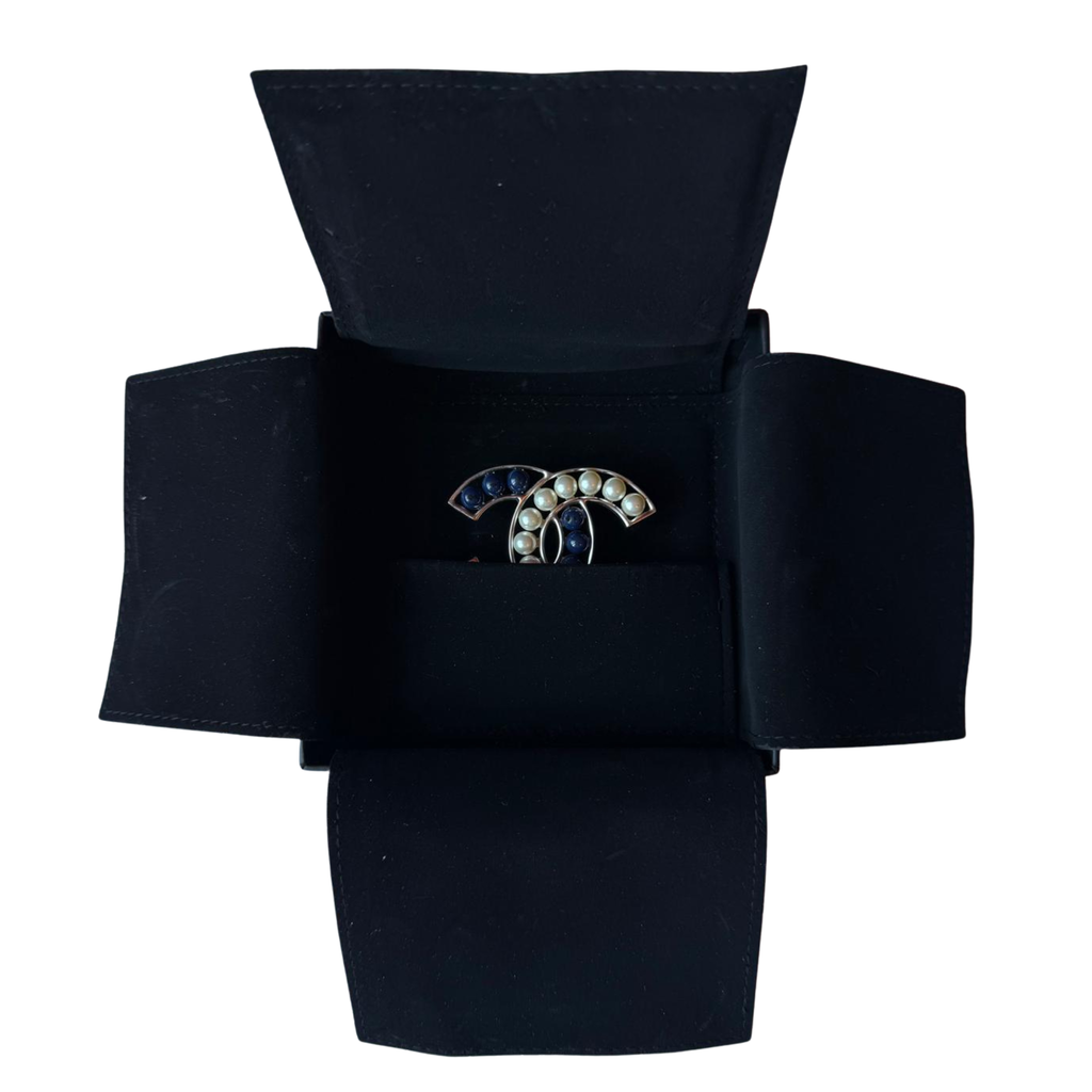 CC Brosche, blau/weiss, limited Edition