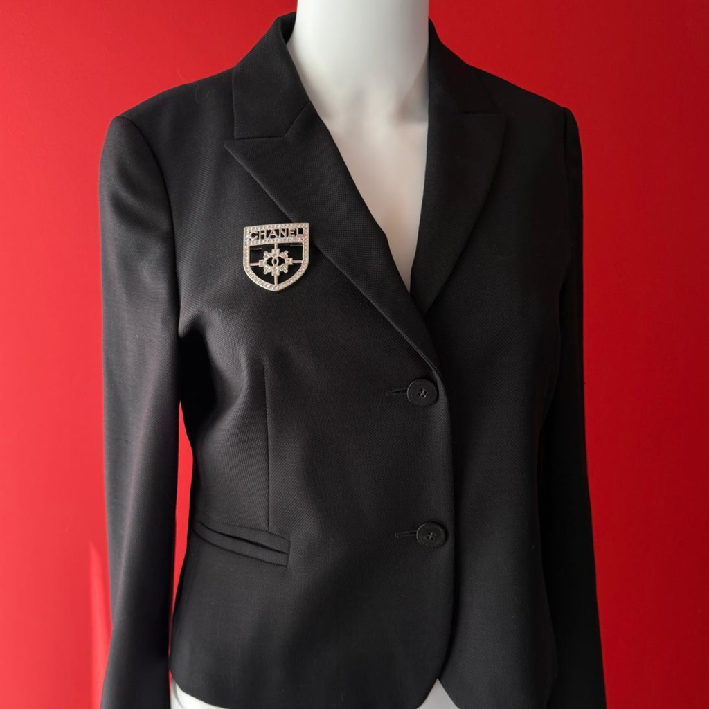 Chanel Brosche, Wappen