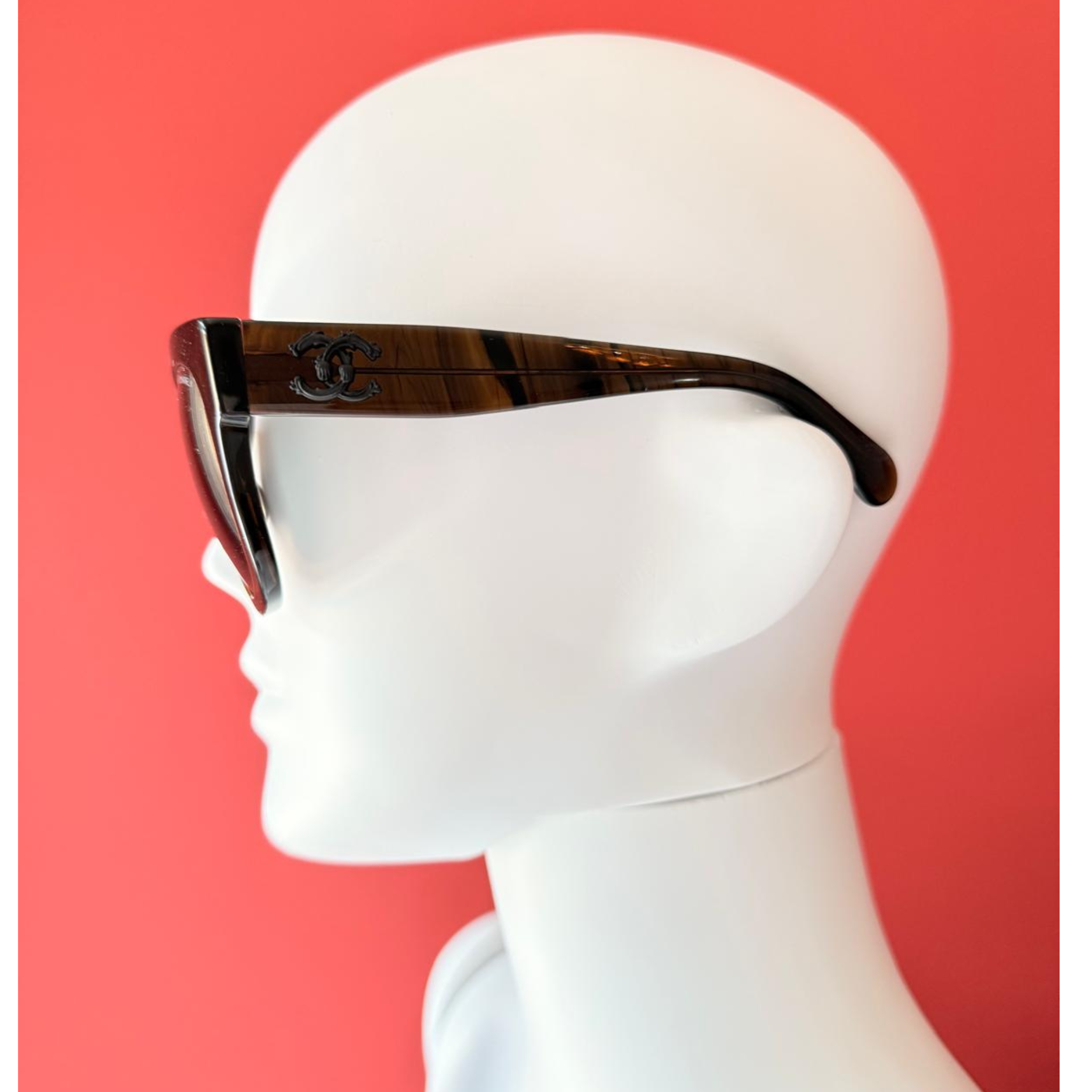 Chanel Sonnenbrille mit schwarzen CC Logo