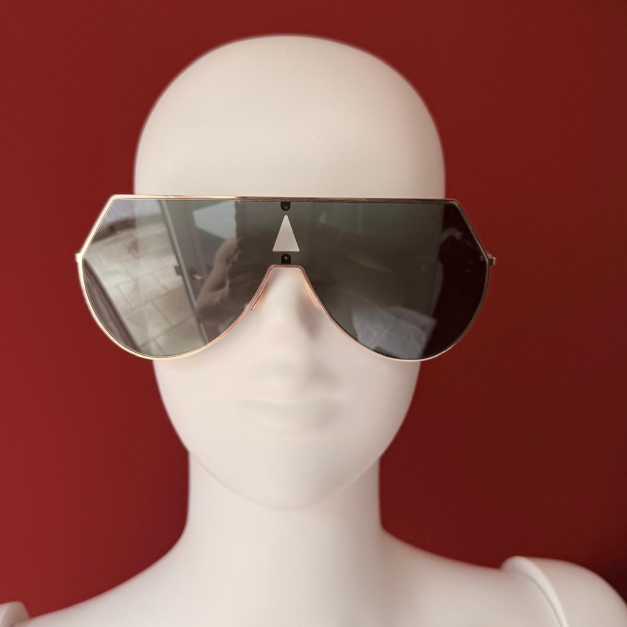 Fendi Eyeline Sonnenbrille im Aviator-Stil mit einem goldenen Rahmen