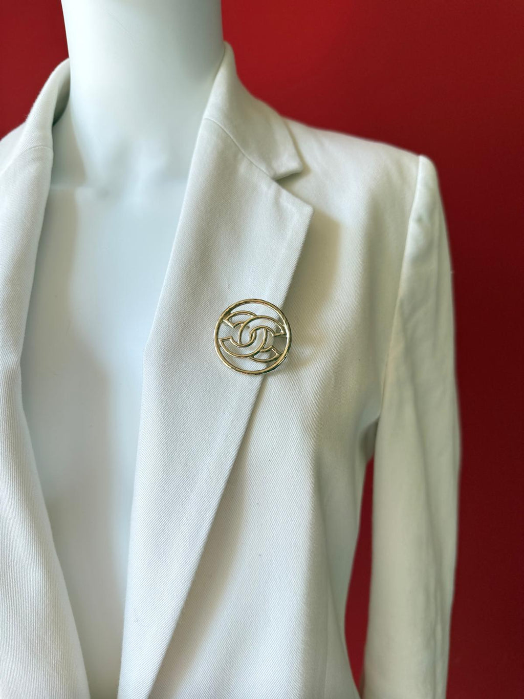 Chanel Brosche, CC