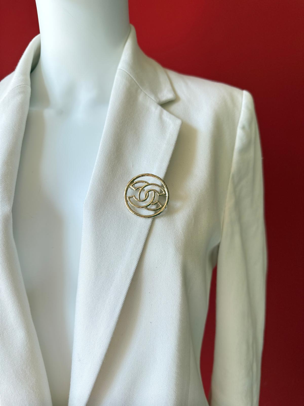 Chanel Brosche, CC