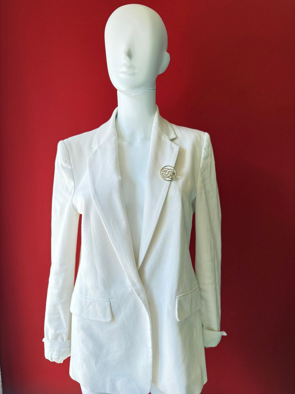 Chanel Brosche, CC