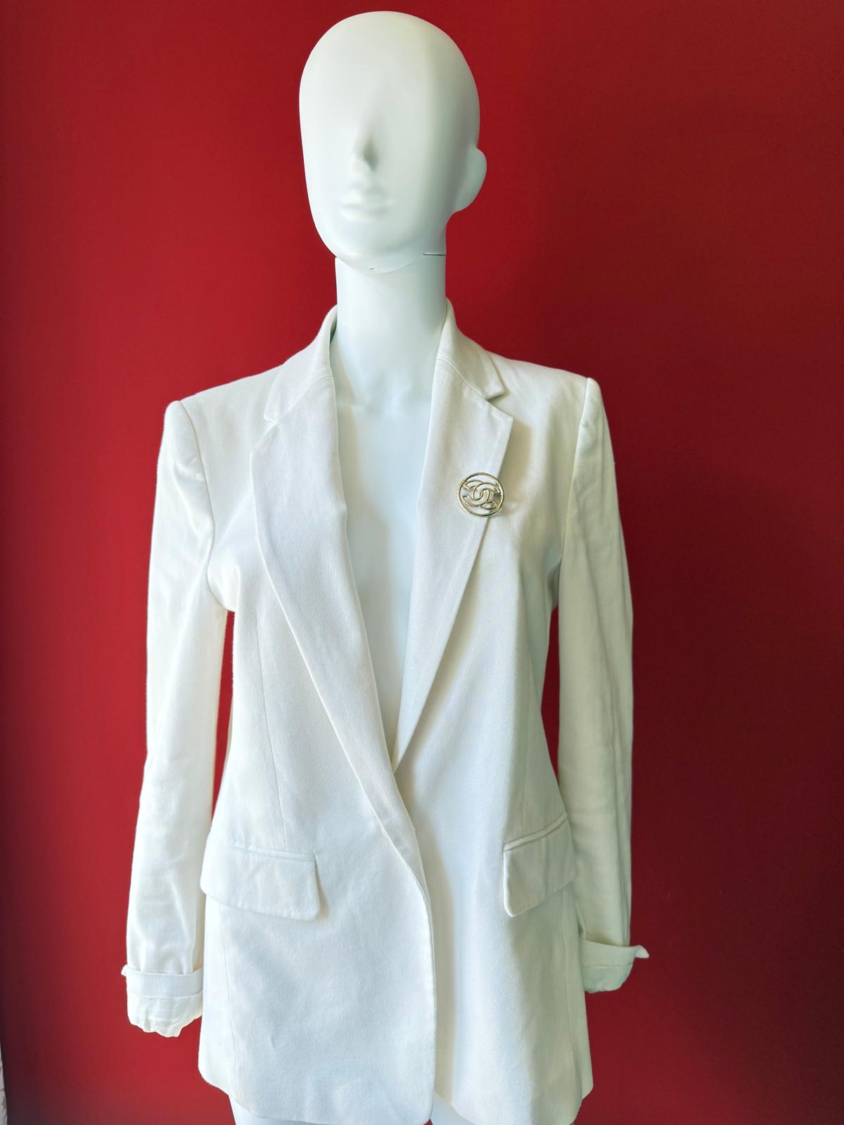 Chanel Brosche, CC