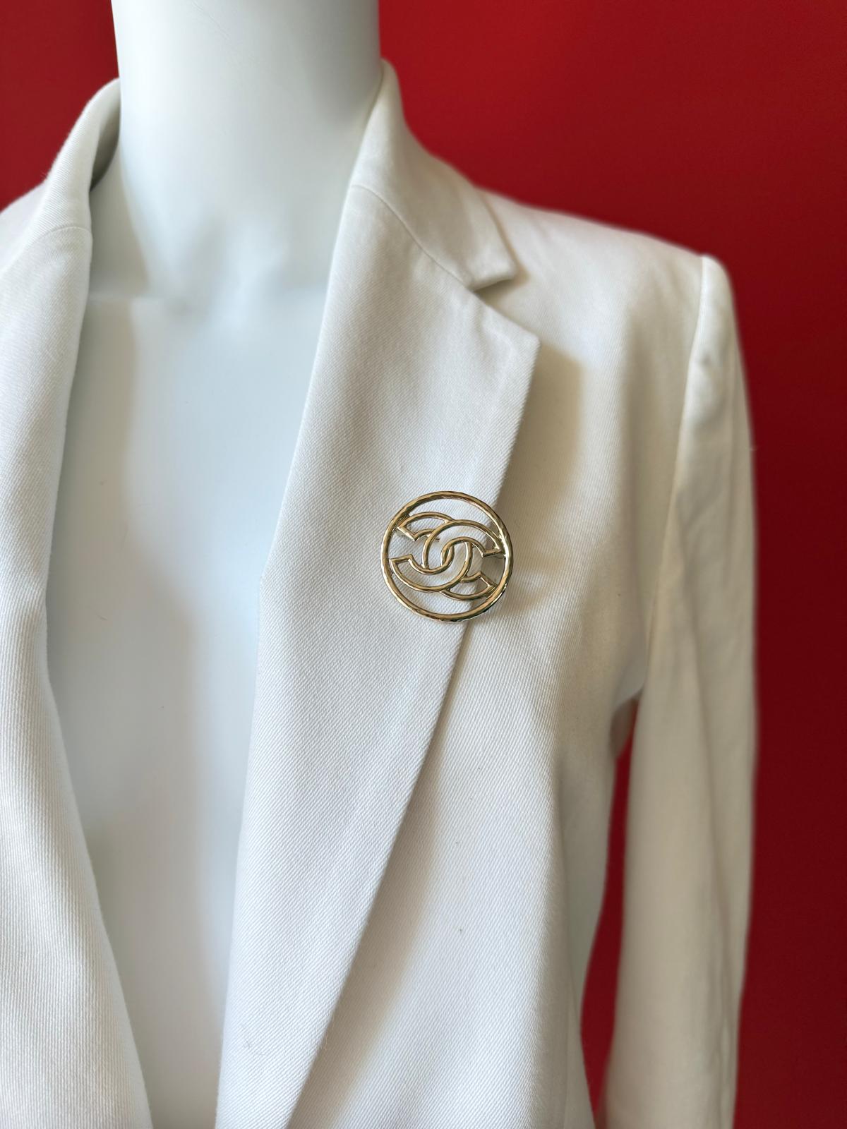Chanel Brosche, CC